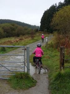 Anna and Elisabeth starting the Alwen Reservoir cycle trail.